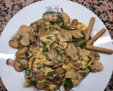 Foto del paso 4 de la receta: Revuelto de espárragos, champiñones y jamón
