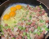 Hình bước làm 4 của món Cơm Chiên Trứng, Xúc Xích Tươi Và Đỗ