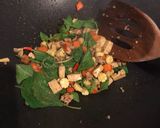 รูปขั้นตอนการทำที่ 5 ของ ฟูซิลลี่ผัดกะเพราหมูสับ หมูยอ เต้าหู้ไข่