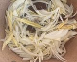 รูปขั้นตอนการทำที่ 2 ของ เห็ดหูหนูเส้นผัดกุยช่ายกับไข่🍄🥚🍳