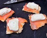 Foto del paso 4 de la receta Canapés de salmón ahumado con queso de cabra