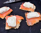 Foto del paso 4 de la receta: Canapés de salmón ahumado con queso de cabra