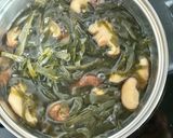 Hình bước làm 2 của món 🌱 Canh Nấm Đông Cô Tươi Nấu Rong Biển