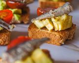 Foto del paso 2 de la receta Canapés de aguacate, cherrys y sardinillas