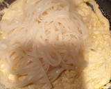 Foto del paso 5 de la receta: Noodles de arroz a la carbonara 4 quesos
