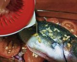 Foto del paso 3 de la receta Dorada al horno sobre cama de tomate y al limón