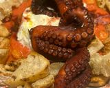 Foto del passaggio 3 della ricetta Polpo grigliato sul Salmorejo crostini e crema di mozzarella