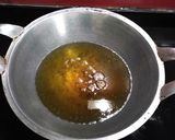 Foto langkah ke 4 dari resep Ayam goreng kuning.
