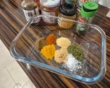Foto del paso 1 de la receta: Pechuga de pollo marinado en kéfir con especias