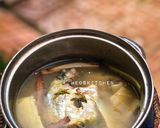 Hình bước làm 2 của món Canh cá khế nấu ngót với măng chua và lá me đất