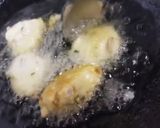 A picture of step 4 of Crispy Urad dal Vada.