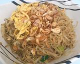 Foto langkah ke 6 dari resep Bihun Goreng Sederhana Homemade.