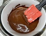 Foto del passaggio 10 della ricetta Torta mousse con cioccolato, panna e fragole