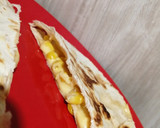 Foto del paso 3 de la receta: Quesadillas queso-choclo fácil y rápido 🧀🌽 (individual)