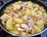 Foto langkah ke 3 dari resep Chicken Mushroom and Potato Ajijo, makanan pas untuk Weekend.