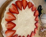 Hình bước làm 3 của món Mandeln Kuchen (bánh gatô hạnh nhân)Trang trí hạt, trái cây tuỳ thích. Mình thích trang trí dâu