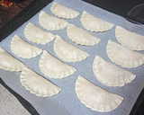 Foto del paso 7 de la receta: Empanadillas de atún, langostinos, huevo duro y olivas