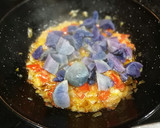 Foto del paso 2 de la receta: Crema de patatas azules con tomate - veggie