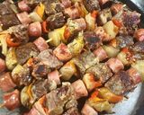 Foto del paso 4 de la receta: Brochetas tiernas de roast beef con morrón, cebolla y salchicha. Diferentes 🙃
