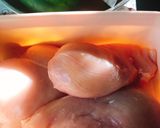 รูปขั้นตอนการทำที่ 2 ของ ผัดพริกขิง อกไก่ ไส้กรอกไก่
