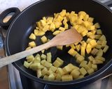 Une image de l'étape 3 de Poêlée de riz et pommes de terre aux tomates séchées et épices indiennes.