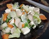 Foto langkah ke 2 dari resep Tumis Sayur Tahu Baso.