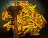 รูปขั้นตอนการทำที่ 3 ของ กุ้งผัดพริกหน่อไม้