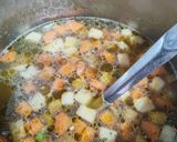 Zöldsègleves krumpligombóccal recept fázis 3 fotója