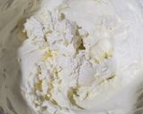 A picture of step 6 of Mango crêpe cake.