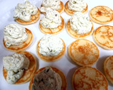 Foto del paso 2 de la receta: Blinis: hummus y granada/queso al eneldo, pistachos y salmón