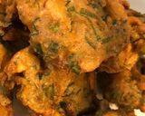 A picture of step 4 of Piyaaz or Palak k pakoray.