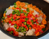 Foto del paso 4 de la receta: Solomillo de cerdo guisado con verduras y especias