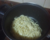 Foto del paso 1 de la receta: Pasta frita y salteada con bacon, salchicha y tomate
