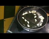A picture of step 1 of Garlic gravy.