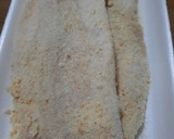 Foto del paso 2 de la receta: Milanesa de merluza al roquefort con papines y espinacas