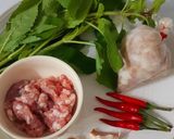 รูปขั้นตอนการทำที่ 1 ของ "ผัดกะเพราแหนมสดหมูสับ" 🐷🌿🌶