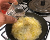 Foto del paso 3 de la receta: Sopa de cocido y timbal de filete de cerdo con cebolla caramelizada y pimientos asados