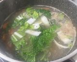 Foto langkah ke 3 dari resep Sup Sawi Oyong ala Fe.