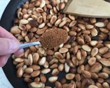 Foto del paso 7 de la receta: Almendras tostadas al merkén, ajo y hierbas