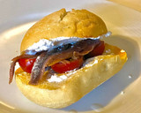 Foto del paso 2 de la receta: Bocata de ricotta, tomate y anchoas. Cena sencilla de 10!