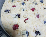 Foto del paso 8 de la receta: Bizcocho de almendra y frutas del bosque