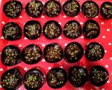 Foto langkah ke 3 dari resep Bola-Bola Coklat Sereal.