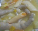 Foto del paso 3 de la receta: Sopita de zapallo con patitas de pollo