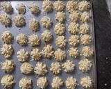 Foto langkah ke 5 dari resep Kue sagu keju.