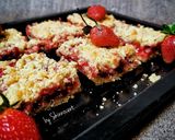 Foto langkah ke 5 dari resep Strawberry Crumb Bars.