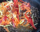 Une image de l'étape 3 de Nouilles de riz sautées au bœuf, poivrons et sésame.