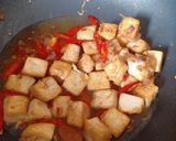 Foto langkah ke 5 dari resep Tumis tahu pokcoy pedas.