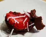 Foto del paso 3 de la receta: UCHUVAS Y 🍓FRESAS vestidas de Chocolate y🥥Coco...!