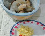 Gambar langkah 2 resipi Phad Thai Goong.