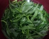 Foto langkah ke 1 dari resep Tumis Kangkung Simpel.